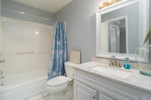 3535 Nasa Pkwy, Taylor Lake Village TX  77586-6469 exterior