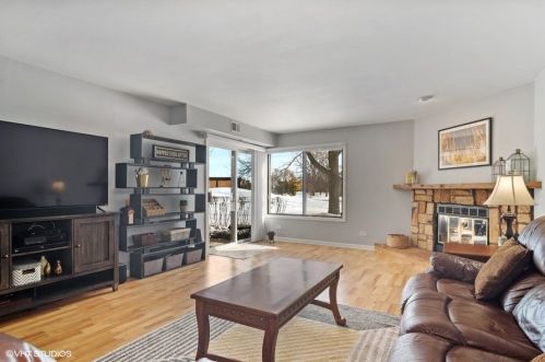 1356 Sterling Ave, Palatine, IL 60067-1913