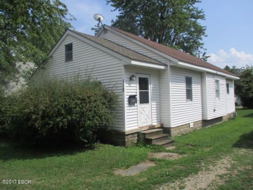 112 Fair Ave, Flora, IL 62839-2213