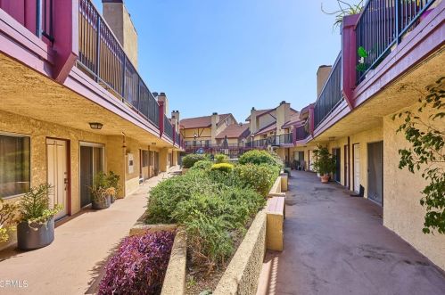 2850 Montrose Ave, Glendale CA 91214-3876 exterior