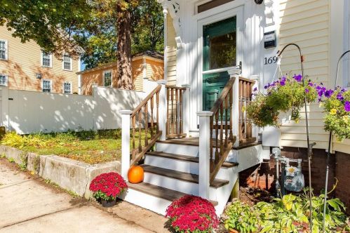 169 Cass St, Portsmouth, NH 03801-4942