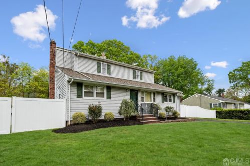 5 Henry Pl, Piscataway, NJ 08854-1908
