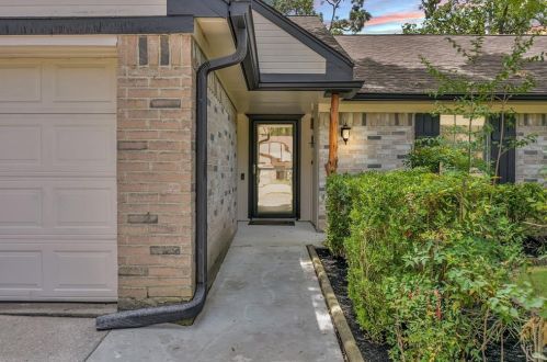 312 Oxford Dr, Conroe TX  77303-1815 exterior