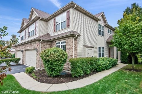 44 Oak Creek Ct, North Aurora, IL 60542-7002