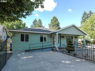14947 Mills St, Portland, OR 97233-3049