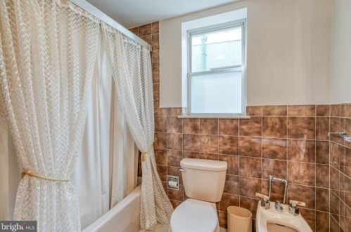 2434 10th St, Philadelphia PA 19133-1603 exterior