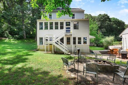 54 Monroe St, Huntington CT  06484-6032 exterior