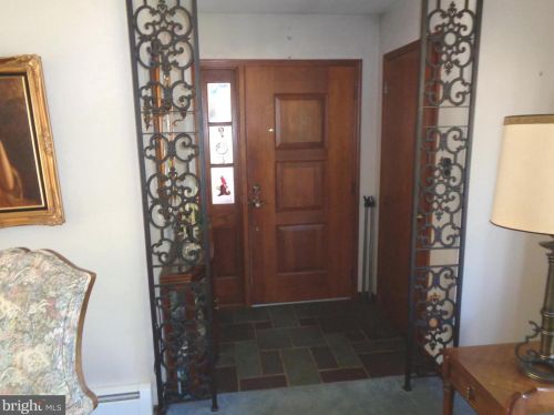 11 Bedford Dr, Trenton, NJ 08628-1902