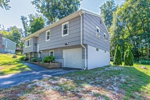 7 Kennedy Dr, Gales Ferry, CT 06335-1647