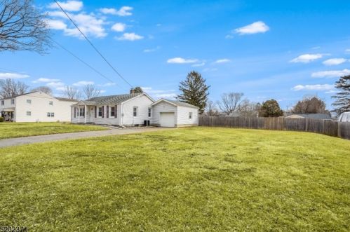 104 Hamilton Dr, Hackettstown NJ  07840-1326 exterior