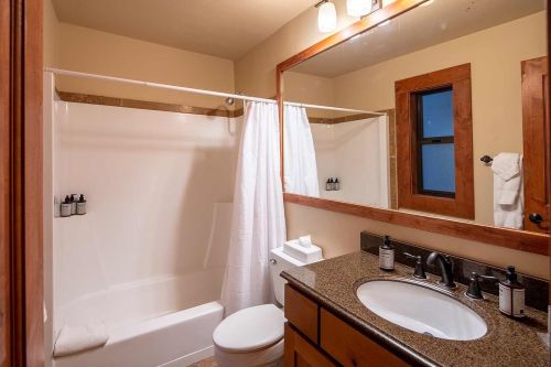 3134 Aspen Grove Rd, Truckee, CA 96161-4202