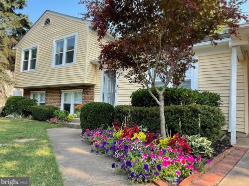 12018 Trossack Rd, Herndon, VA 20170-2719