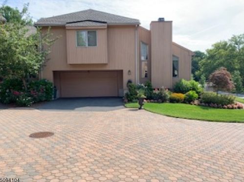8 Robinhood Dr, Mountain Lakes, NJ 07046-1462
