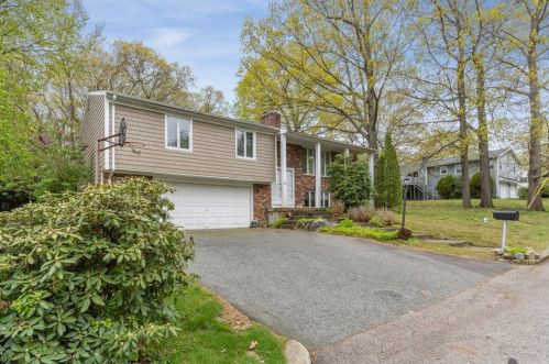 120 Zinnia St, Warwick, RI 02886-8631