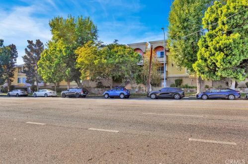 7045 Woodley Ave, Van Nuys CA  91406-3951 exterior