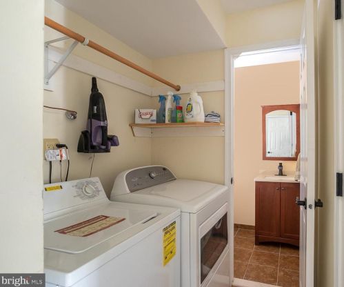 11 Heritage Ct, Trenton NJ 08628-3603 exterior