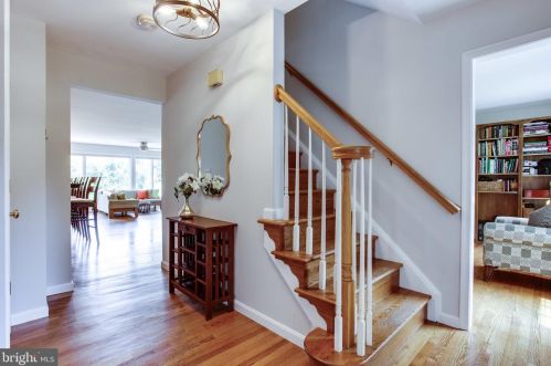 1202 Trotting Horse Ln, Great Falls, VA 22066-2014