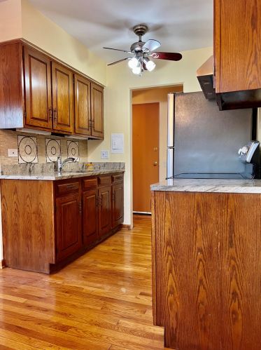 2424 Berwyn Ave, Chicago, IL 60625-2322