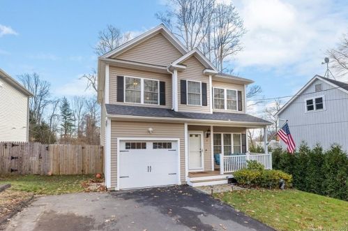 9 Orowoc Trl, Huntington, CT 06484-5427