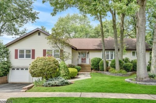6 Murphy Ct, Town Center, NJ 07052-3122