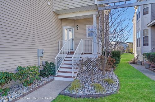 104 Annapolis St, Tinton Falls, NJ 07712-7749