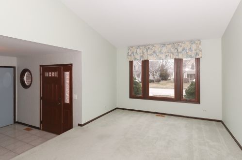 1897 Revere Ln, Elk Grove Vlg, IL 60007-2743