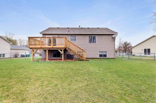 1367 Granite Ln, Saint Paul, MN 55128-5816