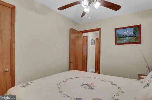 20 Lincoln Dr, Hanover PA 17331-4906 exterior