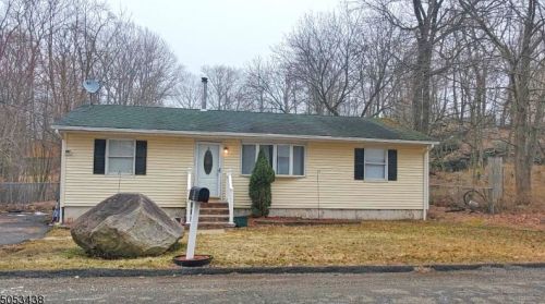 9 Temple Trl, Hopatcong, NJ 07843-1782