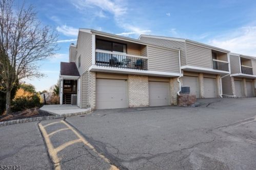 48 Overlook Dr, Clinton, NJ 08809-1133