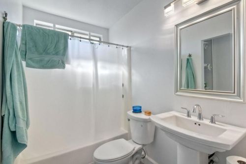 3547 Mira Pacific Dr, Oceanside CA  92056-3933 exterior