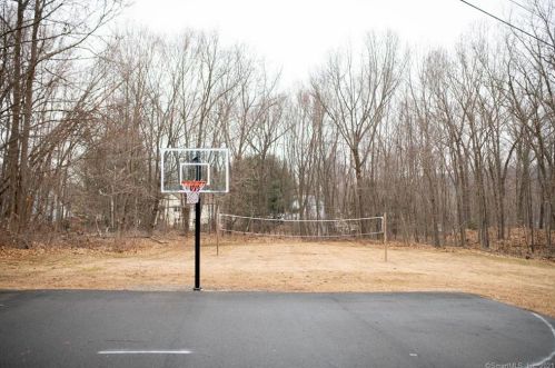 23 Woodridge Dr, Cheshire CT  06410-1943 exterior