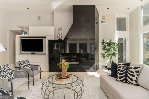 887 Berkshire Rd, Atlanta GA  30324-4929 exterior