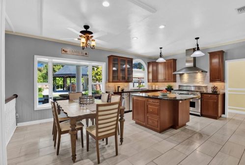 1156 Sugarbush Dr, Vista CA 92084-7464 exterior