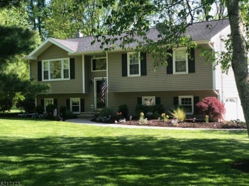 77 Grayrock Rd, Clinton, NJ 08809-1075