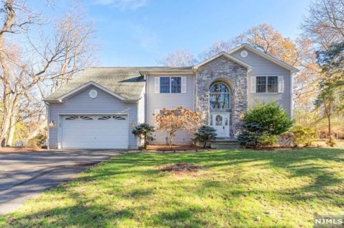 729 Mary Ann Pl, Ridgewood, NJ 07450-2807