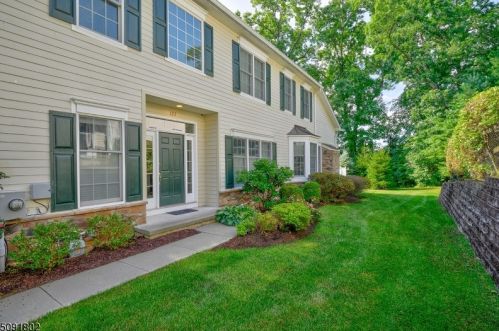 122 Mackenzie Ln, Parsippany, NJ 07834-3722