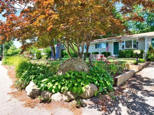 21 Rawlinson Dr, Coventry, RI 02816-5561