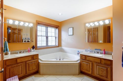 5253 Hearthstone Dr, Springfield OH  45502-8364 exterior