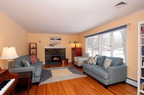 7 Vining Rd, Sandy Hook, CT 06482-1323
