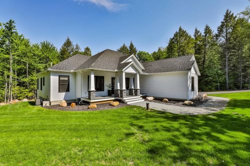 8 Dutton Cir, Mount Vernon, NH 03057-1204