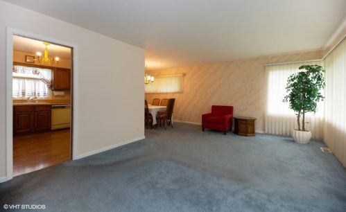 21 Crescent Dr, Glenview, IL 60025-4611