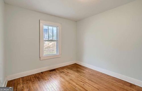 530 Elmwood Rd, Atlanta GA  30318-8105 exterior