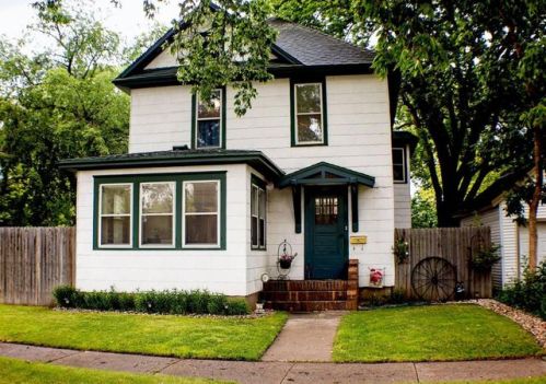 413 8th Ave, Aberdeen, SD 57401-2761