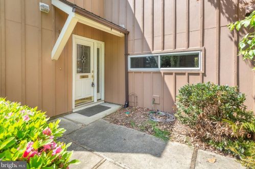 11396 Links Dr, Herndon, VA 20190-4810