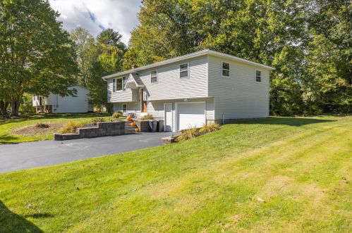 17 Andrea St, Lisbon, ME 04250-6628