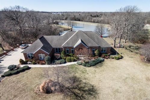 3 Eagle Lake Dr, Columbia, IL 62236-4448