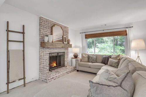 180 Hembree Forest Cir, Roswell, GA 30076-1158