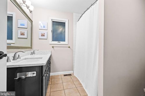 646 Maple Ave, Tavistock NJ 08033-1147 exterior