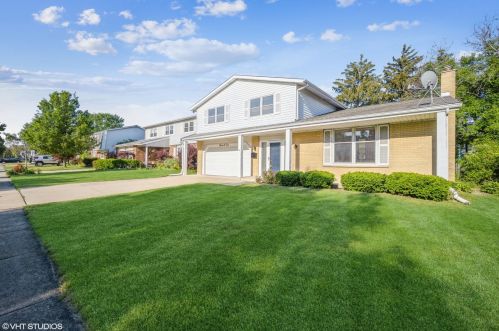 1102 Oakwood Dr, Mount Prospect, IL 60056-4407